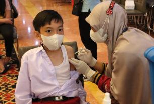 Kapolda Kaltim Irjen Pol Drs. Imam Sugianto, M.Si meninjau pelaksanaa vaksinasi Lansia, Anak Usia 6-11 tahun, dan Booster se-Kaltim yang dipusatkan di Budhist Center. (foto : Exclusive)