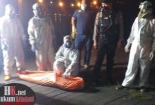 3 lubang ditemukan di tubuh mayat Iwan Hardiansyah, ia diduga korban pembunuhan. (foto : Setyo)