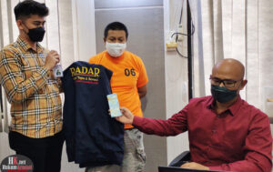 Nurdin Bengga, oknum Wartawan ditangkap Reskrim Polsek Sungai Pinang Polresta Samarinda dan ditetapkan sebagai Tersangka, ia dijerat Pasal 368 KUHP tentang Pemerasan. (foto : Setyo)
