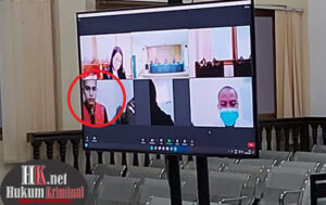 Terdakwa Asdar (lingkaran) dalam sidang pembacaan Putusan. (foto : Lukman)