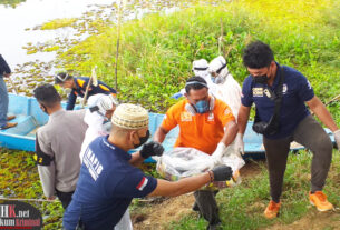 Tim Inafis Polresta Samarinda bersama relawan mengevakuasi mayat bayi berjenis kelamin perempuan, dari Danau di Lempake Samarinda. (foto : Setyo)