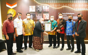 Prosesi penyerahan Piagam Pengharga dari pendiri MURI Jaya Suprana kepada Ketua Umum SMSI Pusat Firdaus yang didampingi sejumlah pengurus SMSI. (foto : SMSI)