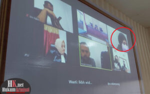 Terdakwa Lusi Isnawati (lingkaran) dalam sidang pemeriksaan saksi dan Terdakwa di Ruang Prof. Dr. Mr. Wirjono Prodjodikoro, SH, Senin (14/2/2022) (foto : Lukman)