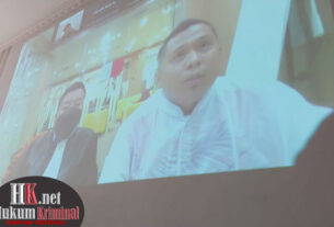 Terdakwa Ahmad Zuhdi didampingi Penasehat Hukum Indra Pratama SH, Robinson SH MH, dan Bagus RP Tarigan SH mengikuti sidang secara virtual dari Jakarta. (foto : Lukman)
