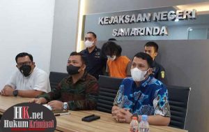 Konferensi Pers yang digelar di Kejari Samarinda oleh Kasi Penkum Kejati Kaltim Toni Yuswanto, Kasi Pidum Kejari Samarinda H. Indra Rivani, dan Mahdi Kasi Intel Kejari Samarinda menjelaskan Terpidana Syamsul Fajri yang sempat kabur dan masuk DPO sejak tahun 2019 akhirnya berhasil dibekuk petugas tanpa perlawanan. (foto : Lukman)