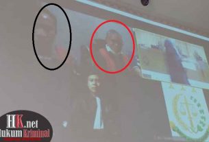 Kedua Terdakwa Jenton (hitam) dan Adriani (merah) dalam sidang pembacaan Tuntutan pada sidang yang digelar secara virtual. (foto : Lukman)
