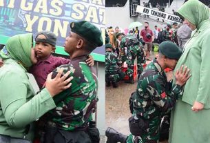 Dua Prajurit Yonif Raider 600/Modang pamit keluarga sebelum berangkat menunaikan tugas Negara di Papua. (foto : Exlusive)