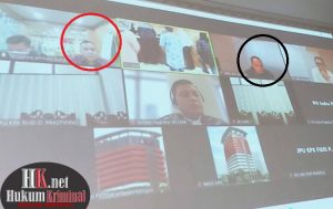 Jusman (hitam), Kabid Disdikpora PPU yang juga menjabat KPA Proyek Pengadaan Seragam Sekolah yang dikerjakan Terdakwa Ahmad Zuhdi (merah) melalui Perusahaan CV. Mega Jaya. (foto : LVL)