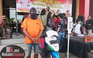 Tersangka TR saat digelar Konferensi Pers di Mapolresta Samarinda. (foto : Setyo)