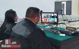 Mantan Wawali Tarakan H. Khaeruddin Arief Hidayat (lingkaran) pada salah satu sidang di Pengadilan Tipikor Pengadilan Negeri Samarinda beberapa waktu lalu. (foto : Lukman)
