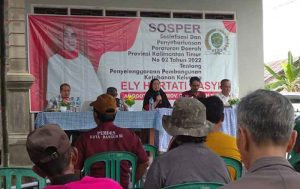 Ely Hartati Rasyid, anggota DPRD Kaltim Sosialisasi Perda Nomor 2 tahun 2022, tentang Penyelenggaraan Pembangunan Ketahanan Keluarga di Desa SP 3, Kota Bangun, Kutai Kartanegara. (foto : Exclusive)