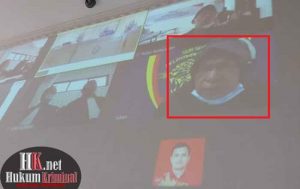 Terdakwa Rusdiana alias Fatiman Binti (alm) La Ode Nuhu (lingkaran) pada salah satu sidang yang digelar secara virtual. (foto : Lukman)