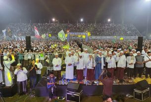 Muhammad Samsun, Wakil Ketua DPRD Kaltim menghadiri acara Kaltim Bershalawat X di Gelora Kadrie Oening Sempaja, Samarinda, Sabtu (22/10/2022) malam. (foto : Exclusive)