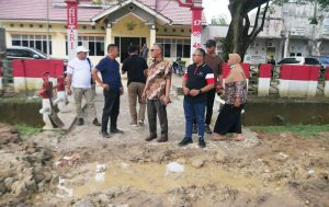 Wakil Ketua DPRD Kaltim Muhammad Samsun meninjau aktivitas pemasangan Pipa Gas di jalan poros Handil, Muara Jawa, Kukar, yang bersamaan pembangunan jalan arah Samboja. (foto : Exclusive)