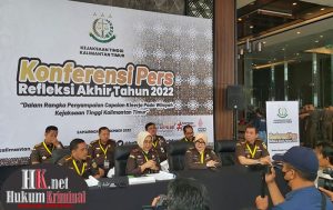 Amiek Mulandari, Plt. Kajati Kaltim dalam Konferensi Pers. (foto : Lukman)