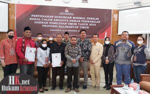 Berkas dukungan minimal Pemilih Bakal Calon Anggota DPD Emir Moeis yang diwakili Supratono saat penyerahan diterima Ketua KPU Kaltim Rudiansyah bersama Komisioner KPU Kaltim Suardi, Mukhasan Ajib, Fahmi Idris, dan Iffa Rosita. (foto : Lukman)