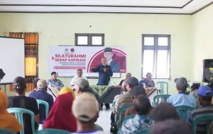 Silaturrahmi dengan Petani Muara Kaman, legislator Kaltim dari PDI Perjuangan Muhammad Samsun berikan bantuan Pupuk. (foto : Exclusive)