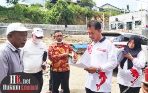 Pelaksanaan Sidang Pemeriksaan Setempat (PS) beberapa waktu lalu dipimpin Ketua Majelis Hakim Slamet Budiono, SH, MH didampingi Hakim Anggota Yulius Christian Handratmo, SH juga hadir RT setempat, Kelurahan, Kepolisian serta pihak Pelawan dan Terlawan I. (foto : LVL)