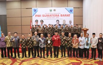 Atal S. Depari, Ketua Umum Pengurus PWI Pusat melantik Basril Basyar sebagai Ketua PWI Sumatera Barat. (foto : PWI Pusat)
