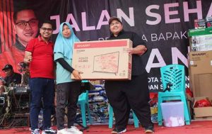 Ananda Emira Moeis, anggota DPRD Kaltim serahkan doorprize kepada seorang pemenang. (foto: Exclusive)