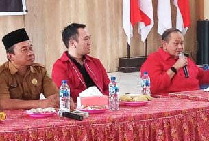 Emir Moeis, Bakal Calon anggota DPD RI Republik Indonesia bersilaturrahmi dengan warga Desa Argo Mulyo, Kecamatan Sepaku, PPU. (foto: Exclusive)
