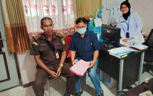 Terpidana Ruslie AS dieksekusi petugas dari Kejari Samarinda ke Lapas Kelas IIA Samarinda, Amar Putusan Kasasi sama yang dijatuhkan Pengadilan Tipikor Pengadilan Negeri Samarinda ditambah membayar Uang Pengganti. (foto: Exclusive)