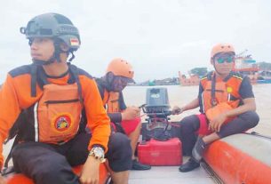 Tim SAR menyusuri Sungai Mahakam kawasan Perairan Mangkupalas mencari Risky. (foto: Tim SAR)