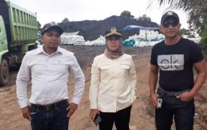 Pansus di depan tumpukan Batubara yang ditemukan saat Sidak, Rabu 2 Maret 2023. (foto: Dok. Agiel)