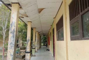 Anggota DPRD Kaltim Agiel Suwarno saat melihat Gedung SMK Negeri 1 Kutim temukan sejumlah bagian gedung mengalami kerusakan. Iapun menilai ada pembiaran atas rusaknya sekolah tersebut lantaran mulai terjadi tahun 2019. (foto: Agiel)