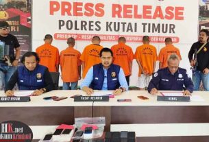 Aco bersama 5 Tersangka lainnya diamankan di Polres Kutim. Keenamnya ditangkap dalam kasus pencurian HP. (foto: HB)