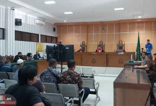 Majelis Hakim membacakan Putusan Gugatan Koperasi TKBM Komura Samarinda terhadap PT PSP sebagai Tergugat I, dan PT Pelabuhan Indonesia (Persero) sebagai Tergugat II. (foto: Lukman)