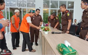 Tiga pelaku penganiayaan masing-masing Dwi Saputra Silistia, Sapta Harianto dan Jamino Noto dalam prosesi pelaksanaan RJ yang dipimpin Kajari Samarinda Firmansyah Subhan. (foto: ib)