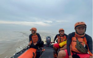 Tim SAR BASARNAS melakukan pencarian terhadap korban Kapal Klotok pengangkut Batubara yang tenggelam di Muara Kaili. (foto: Tim SAR)
