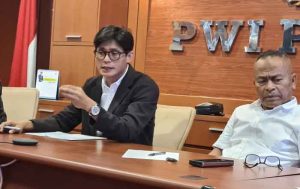 Komisioner KPU August Mellaz (kiri) dan Ketua PWI Pusat Atal S.Depari. (foto: Exclusive)