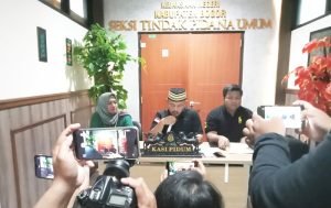 Widiyanto, Kasi Pidum Kejari Kabupaten Bogor saat menggelar jumpa Pers, menyampaikan tindakan pengamanan yang dilakukan terhadap Terpidana Hasan Sjafei yang buron selama 2 tahun. (foto: Exclusive)
