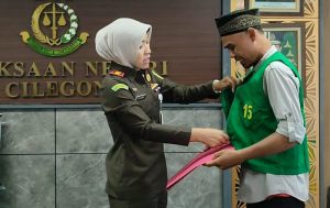 Kajari Cilegon Diana Wahyu Widiyanti melepas baju tahanan Tersangka Rohandi melalui Retorative Justice. (foto : Exclusive)
