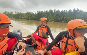 Tim SAR Gabungan dalam pencarian korban Kapal Klotok tenggelam di Muara Kaili. (foto: Tim SAR)