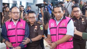 Tangan Tersangka HYL dan IA diborgol saat digiring petugas Kejaksaan Tinggi Makassar. (foto: Exclusive)