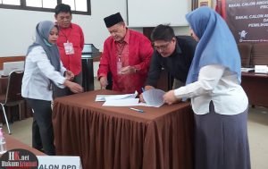 Emir Moeis menandatangani Berita Acara penyerahan dokumen pendaftaran sebagai bakal calon anggota DPD RI di KPU Kaltim. (foto: Lukman)