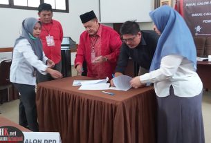 Emir Moeis menandatangani Berita Acara penyerahan dokumen pendaftaran sebagai bakal calon anggota DPD RI di KPU Kaltim. (foto: Lukman)