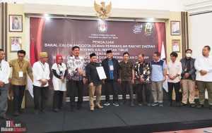 Bacaleg DPD RI Haji Jafar Abdul Gaffar mengajukan berkas pencalonan ke KPU Kaltim diterima Komisioner KPU Kaltim disaksikan Bawaslu. (foto: Lukman)