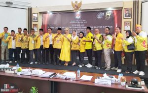 Sejumlah Bacaleg Partai Golkar Kaltim bersama Ketua DPD Partai Golkar Kaltim Rudi Mas’ud pada penyerahan berkas pencalegan di KPU Kaltim. (foto: Lukman)