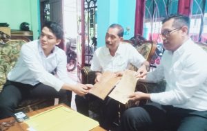 Anggota Polisi Polres Tarakan (kiri-kanan) saat menggeledah rumah Jusmin (tengah) untuk menyita surat tanah milik Jusmin. (foto: Exclusive)