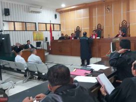 Terdakwa Hazairin Adha dan Terdakwa Luki Ahmad dalam persidangan. (foto: Lukman)