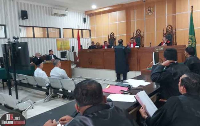 Terdakwa Hazairin Adha dan Terdakwa Luki Ahmad dalam persidangan. (foto: Lukman)
