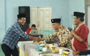 Muhammad Samsun, Wakil Ketua DPRD Kaltim menyalami seorang peserta Sosbang dari Linmas. (foto: Exclusive)