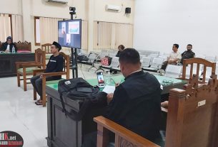 Terdakwa Hasbi Maulidan mendengarkan pembacaan Amar Putusan Majelis Hakim. (foto: LVL)