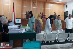Direktur Utama PT MMPKT periode 2021-2025 Edy Kurniawan (2 kanan) usai diambil sumpah bersama saksi-saksi lainnya sebelum memberikan keterangan. (foto: Lukman)
