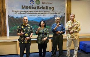 Wakil Rektor Bidang Umum SDM dan Keuangan Unmul Sukartiningsih, dan Professor of Watershed Management Faculty of Agric Industrial Technology Universitas Padjadjaran Indonesia Chay Asdak (kiri). (foto: Lisa)