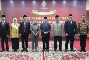Amzulian Rifai dan Siti Nurdjanah terpilih menjadi Ketua dan Wakil Ketua Komisi Yudisial Paruh Kedua Periode Juli 2023-Desember 2025. (foto: KY)